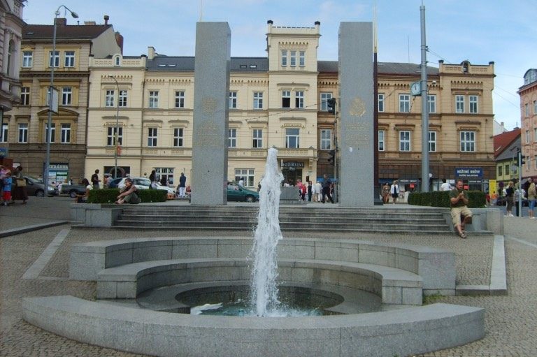 díky ameriko! plzeň památník