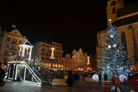 Vánoční strom na náměstí Republiky v roce 2017
