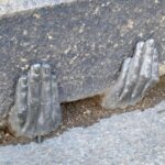 kovové ruce v Plzni