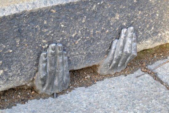 kovové ruce v Plzni