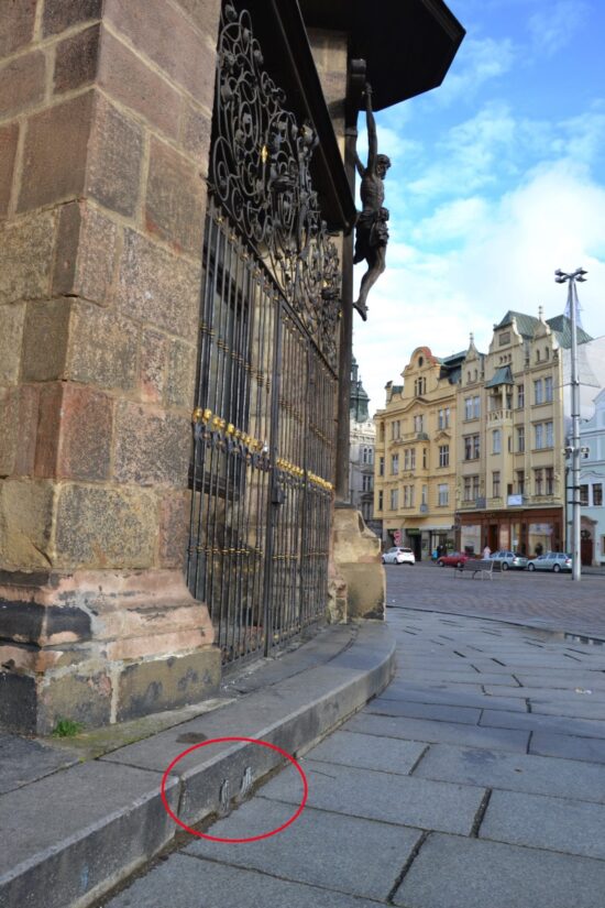 kovové ruce v Plzni