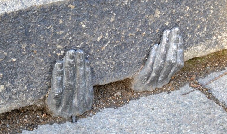 ruce u katedraly v plzni