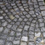 kovové grimasy u velkého divadla