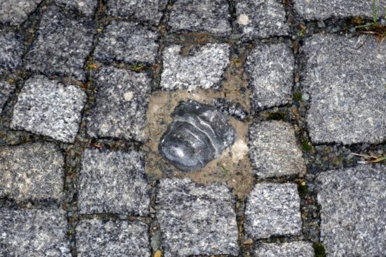 kovové grimasy u velkého divadla