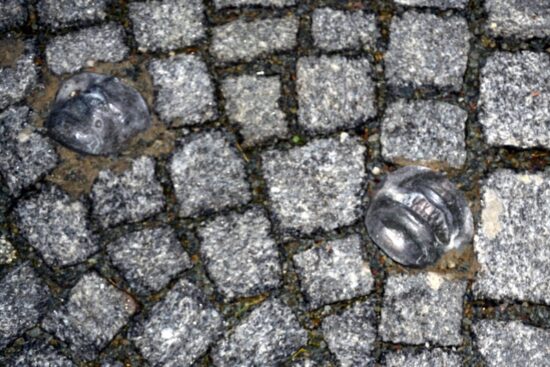 kovové grimasy u velkého divadla