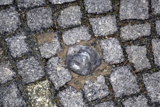 kovové grimasy u velkého divadla