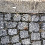 kovové grimasy u velkého divadla