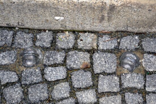 kovové grimasy u velkého divadla