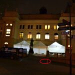 kovové grimasy u velkého divadla