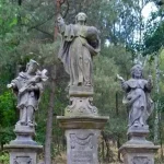 Sousoší u Hromnického jezírka