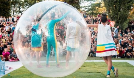 za dveřmi je divadlo