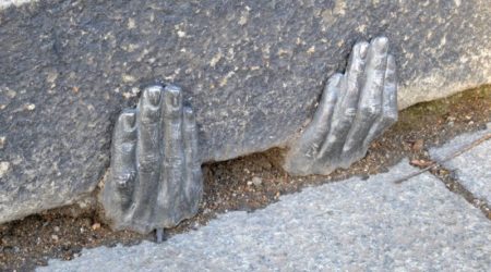 ruce pod katedrálou