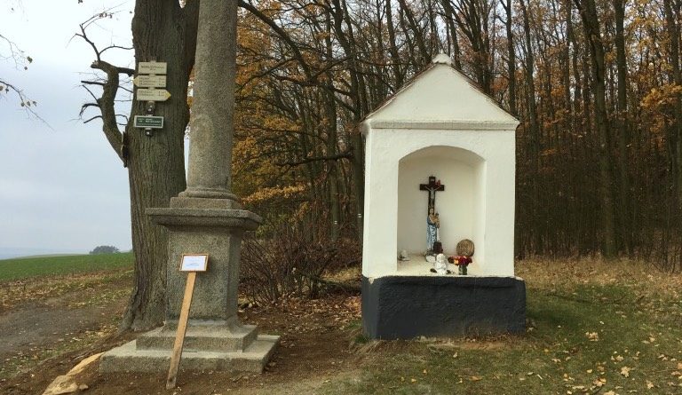 Sloup se sousoším Nejsvětější Trojice a výklenková kaple nad Nebílovy
