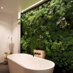 Živá zelená stěna v koupelně