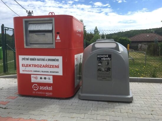 Šedý kontejner ve Lhotě