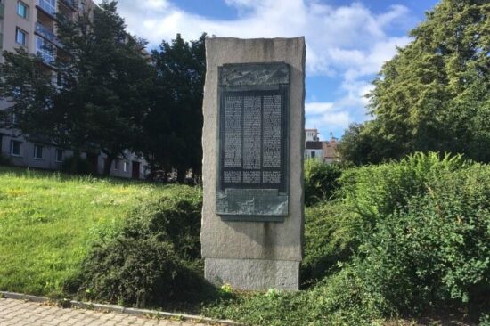 Památník obětem náletu na Doubravce