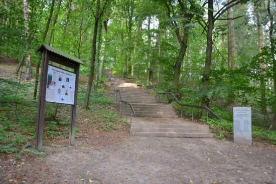 Schodiště vedoucí ke kapli na Vršíčku
