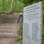 Pomník postavený v roce 2013 k příležitosti obnovy schodiště