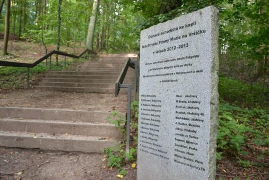 Pomník postavený v roce 2013 k příležitosti obnovy schodiště