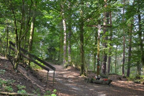 Cesta na Vršíček pokračuje kolem kříže