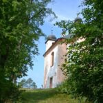 Pohled na kapli po příchodu po schodišti