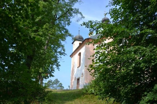 Pohled na kapli po příchodu po schodišti