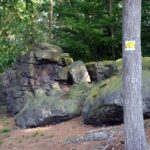 Na kopec se dostanete po žluté turistické trase