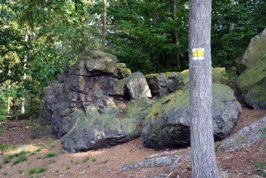 Na kopec se dostanete po žluté turistické trase