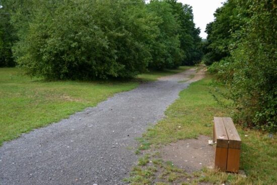 Cesta ke hřbitovu směrem od Bolevce