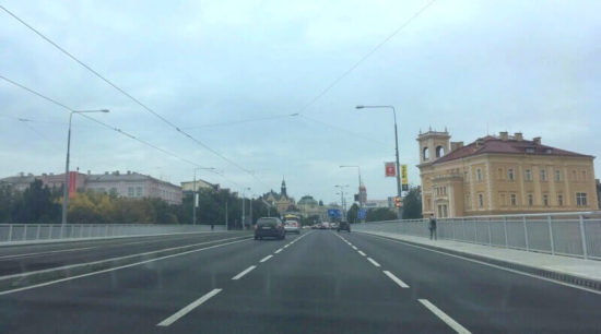 tříproudá silnice