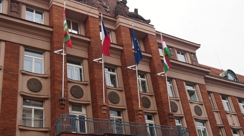 kurdská vlajka na úřadu