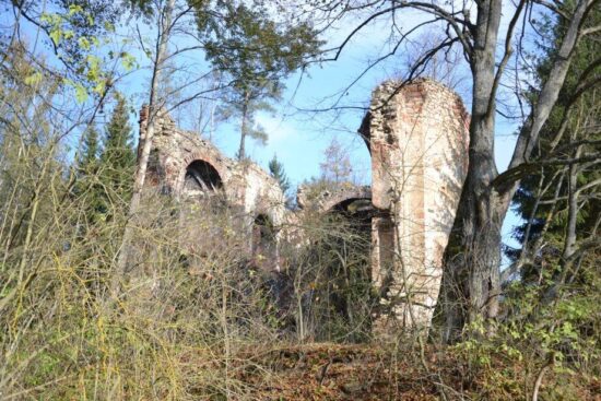 Zřícenina kostela sv. Jana Křtitele