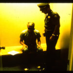 Výslech vězně se zavázanýma očima