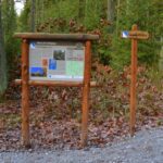 Stezku doplňují informační tabule