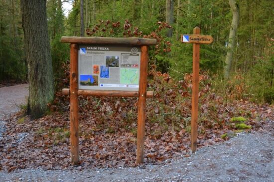 Stezku doplňují informační tabule