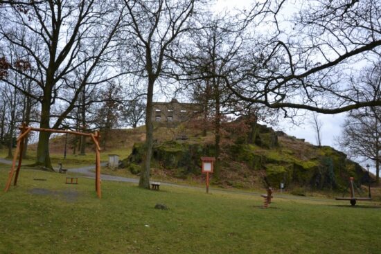 Kamýk stojí na buližníkovém kopci