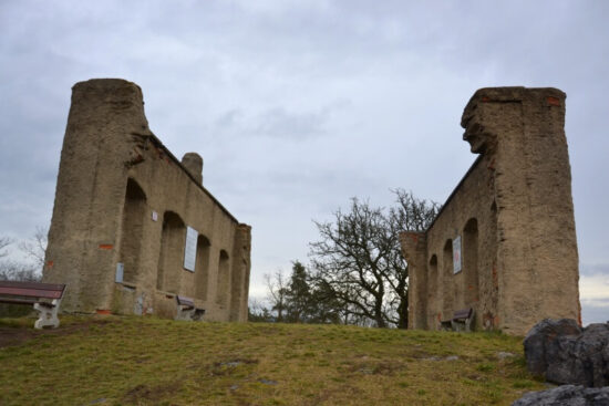 Zachovaly se pouze dvě stěny