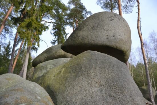 Balvany na místo dovlekl ledovec