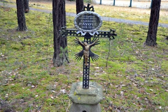 Křížek na památku zavražděné