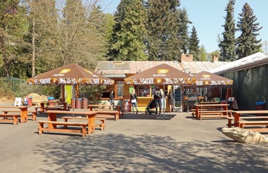 Otevření okénka restaurace