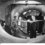 Heinkel (vlevo) s modelem He 111