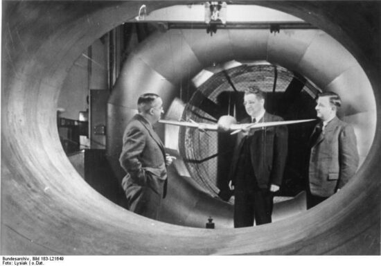 Heinkel (vlevo) s modelem He 111