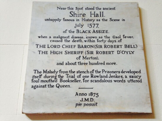 Deska připomínající tragickou epidemii