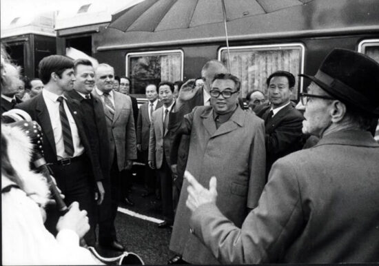 Kim Ir-sen na jedné ze svých zastávek po Evropě