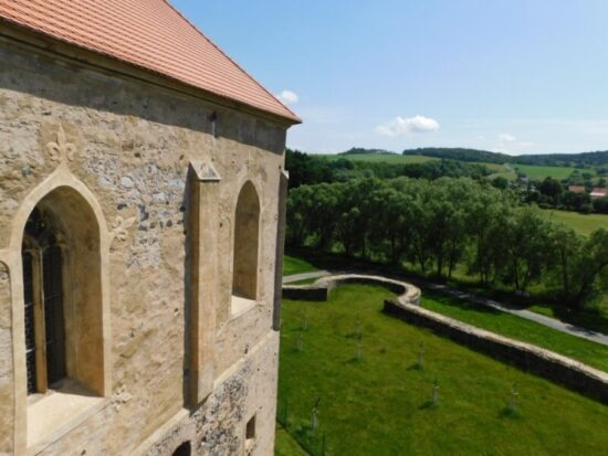 Pohled na dochovalou strukturu hradeb