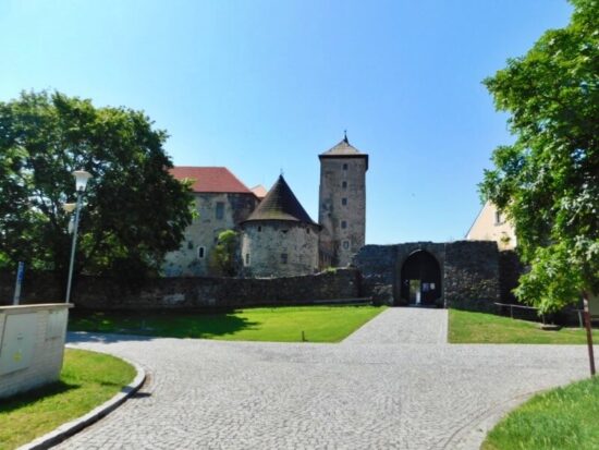 Pohled na hrad od parkoviště