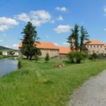 Pohled na hrad zezadu s vodním příkopem