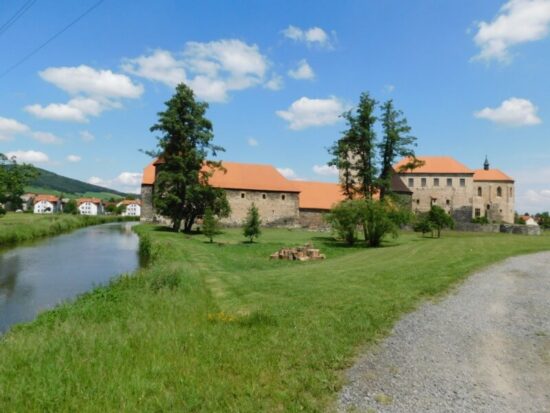 Pohled na hrad zezadu s vodním příkopem