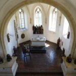 Pohled na kapli zezhora a čtyři sošky biskupů