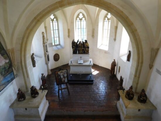 Pohled na kapli zezhora a čtyři sošky biskupů